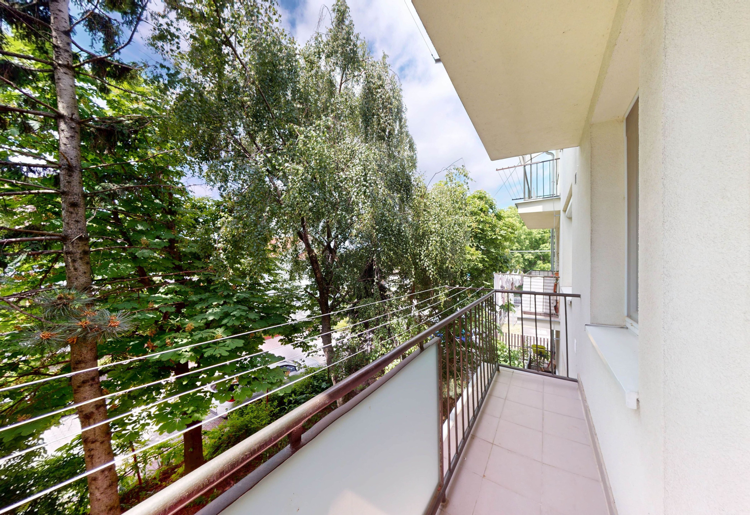 Na predaj priestranný 2-izbový byt s balkónom a vstupom na záhradu – Bratislava-Rusovce, Kovácsova ul.