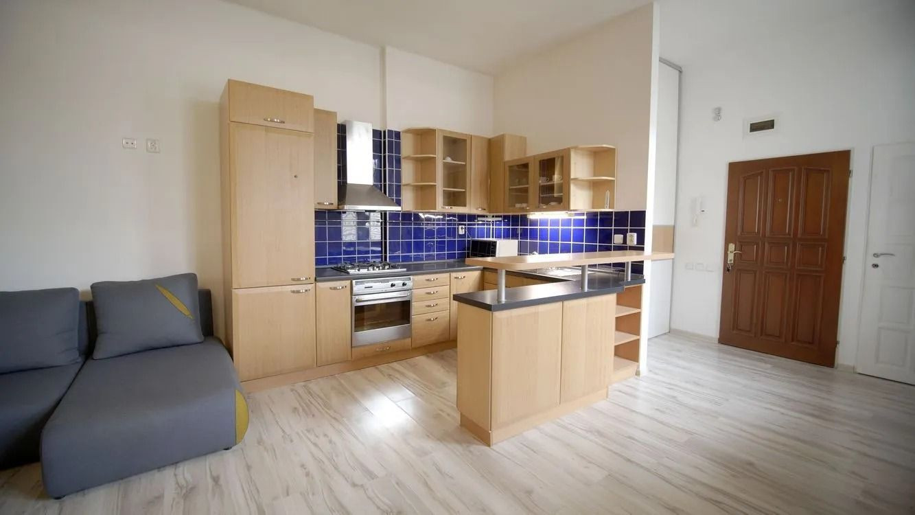 Prenájom 2 izb. bytu v centre, Obchodná ul., zariadený, cena aj s energiami