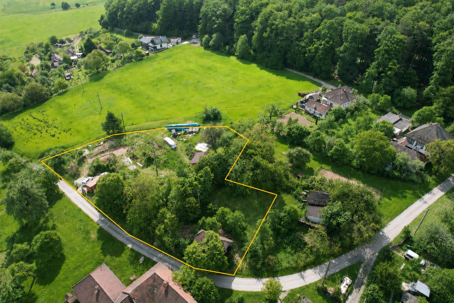 Novostavba domčeka  na pozemku s výmerou 2710 m² v srdci Kopaníc so stavebným povolením na dom a garáž.
