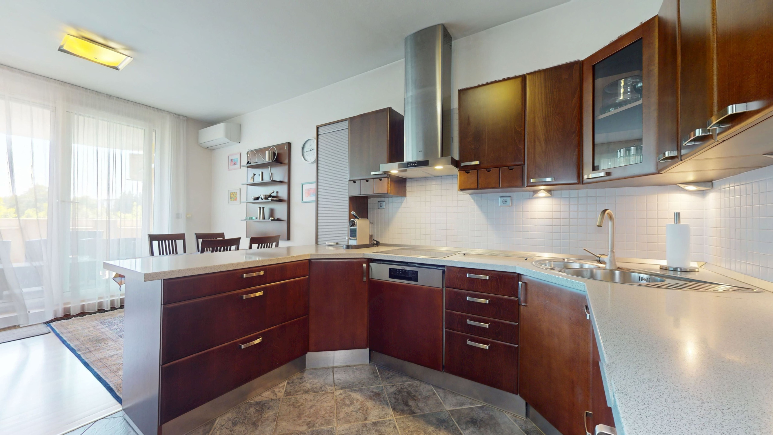 Prenájom veľkometrážneho 3 izb. nadčasovo zariadeného bytu v Starom Meste, Žilinská ul.