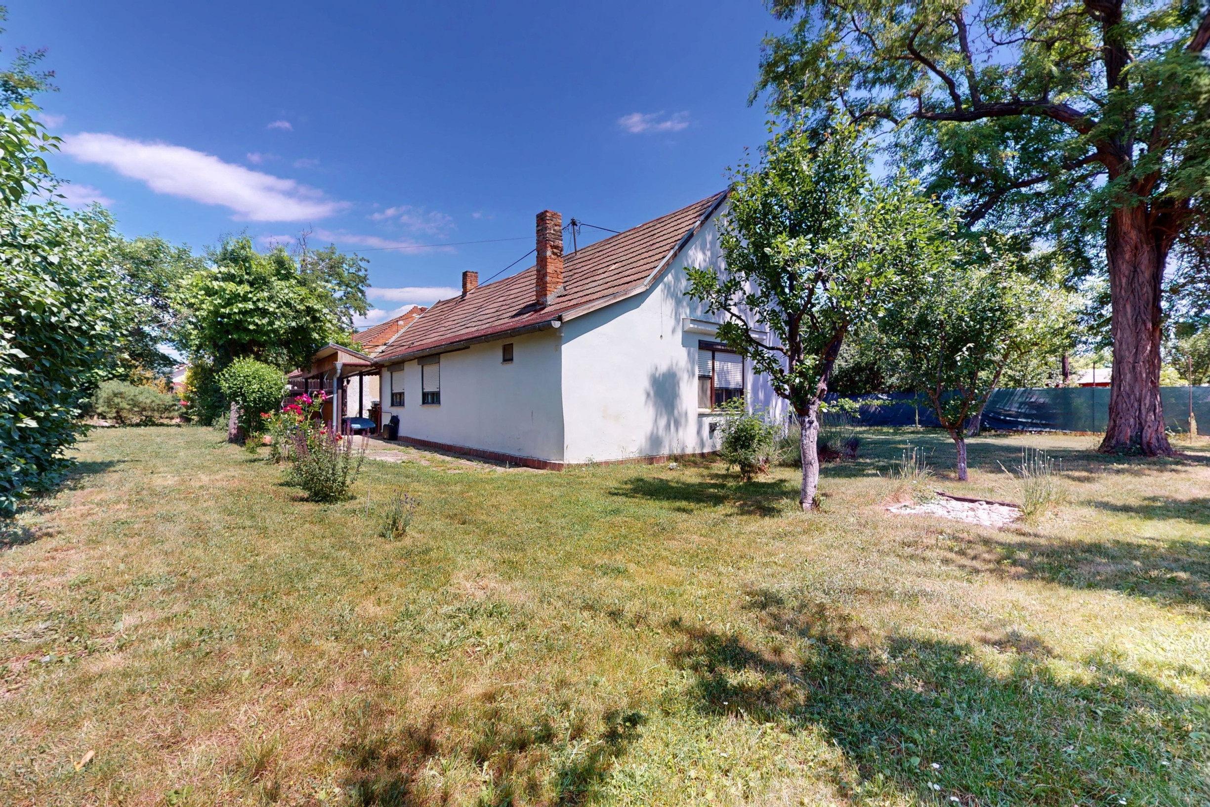 STARŠÍ DOM S KRÁSNOU VEĽKOU ZÁHRADOU V OBCI RÉCA PRI SENCI