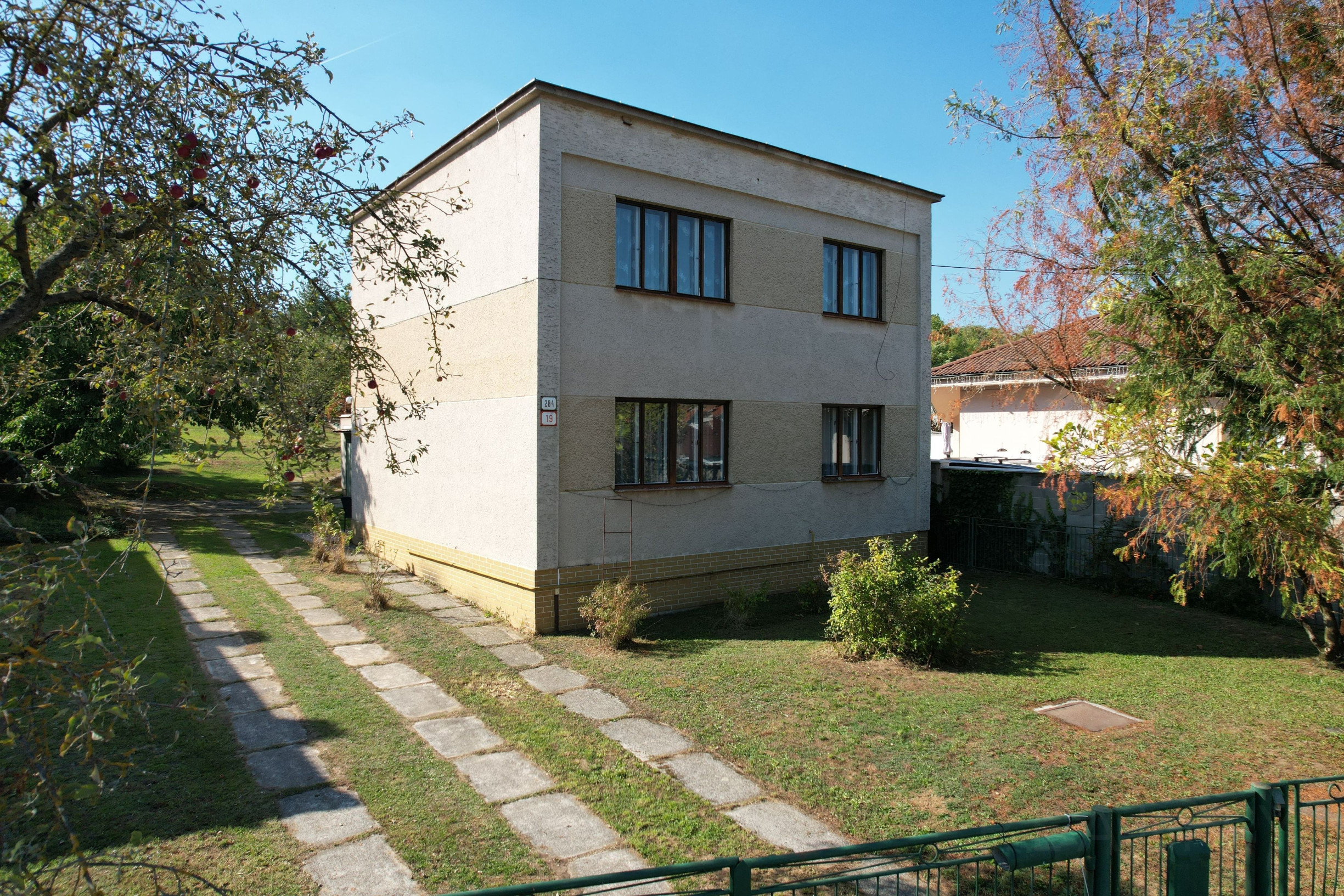 SAMOSTATNÝ RODINNÝ DOM S 16,5-ÁROVÝM POZEMKOM, PRAŠICE