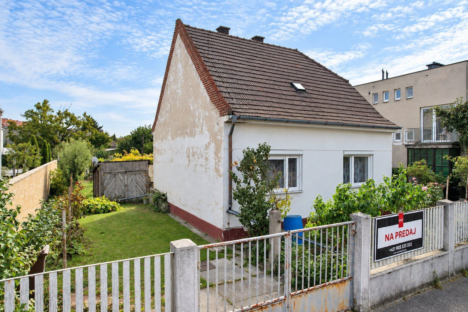 SAMOSTATNÝ RODINNÝ DOM SO 6-ÁROVÝM POZEMKOM, PETRŽALKA – LEVOČSKÁ UL.