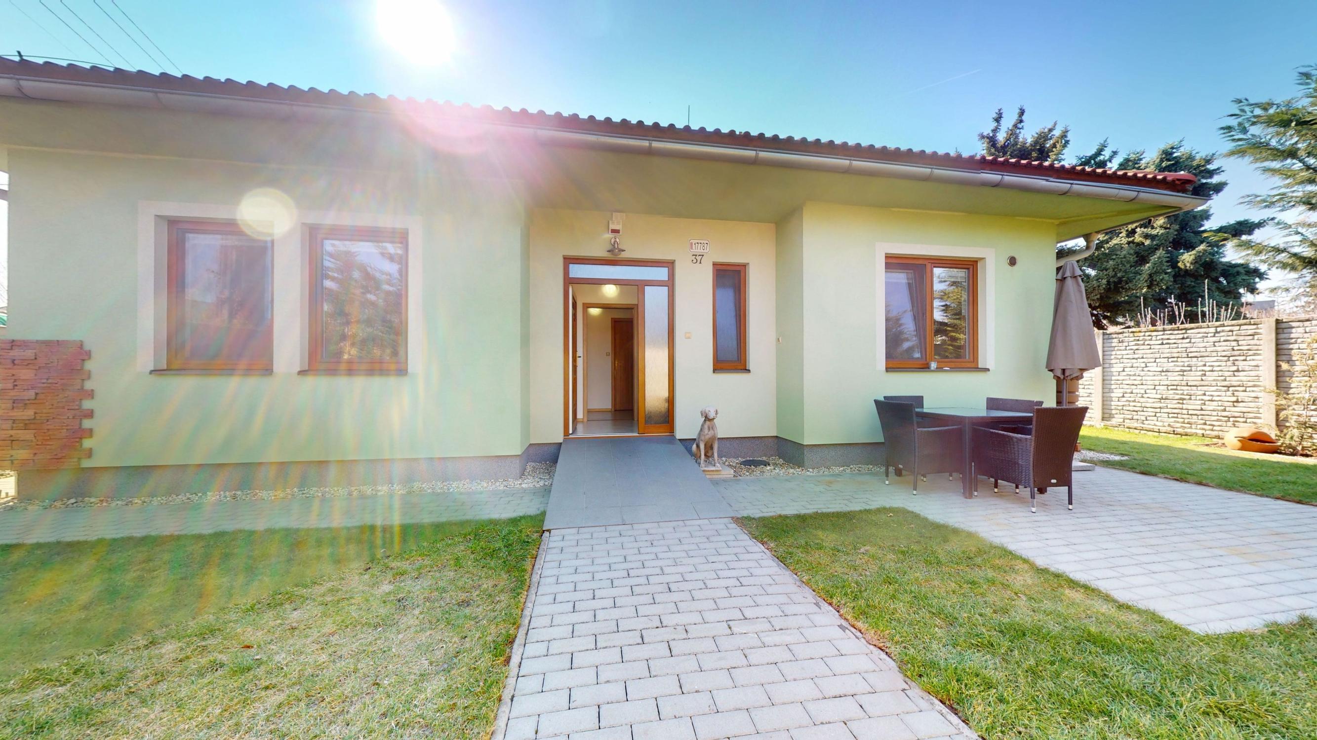 Samostatne stojaci rodinný dom s nízkymi nákladmi a potenciálom rastu – Štedrá ulica, Ružinov