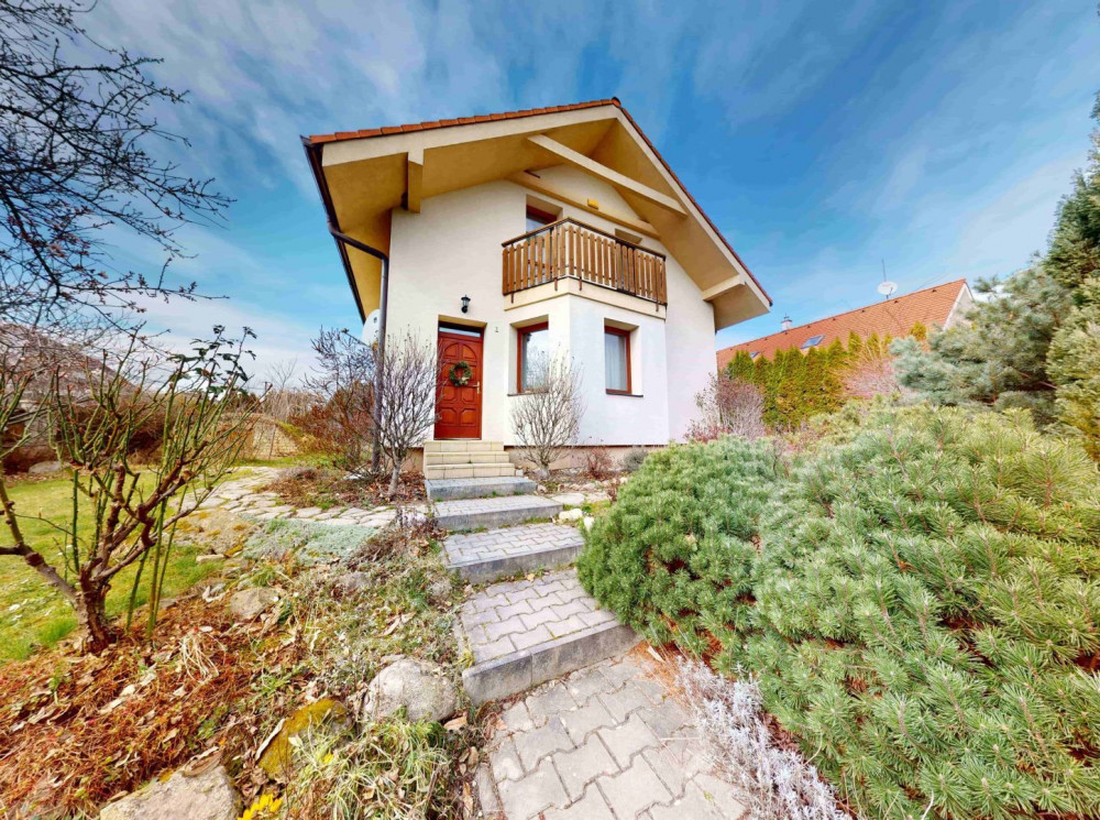 4 izbový rodinný dom na predaj v Limbachu, krásnej a tichej lokalite pod Malými Karpatami, 3 km od Pezinka.