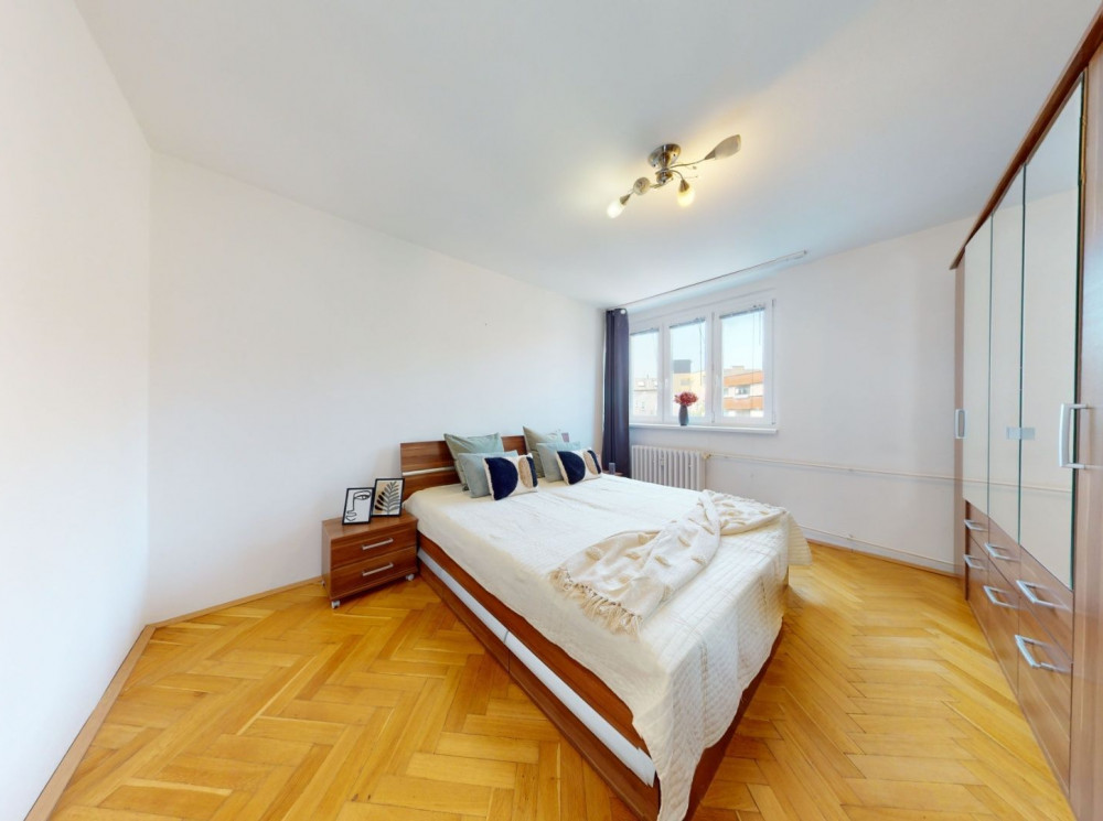 Priestranný 3 izbový byt s balkónom v centre Starého Mesta
