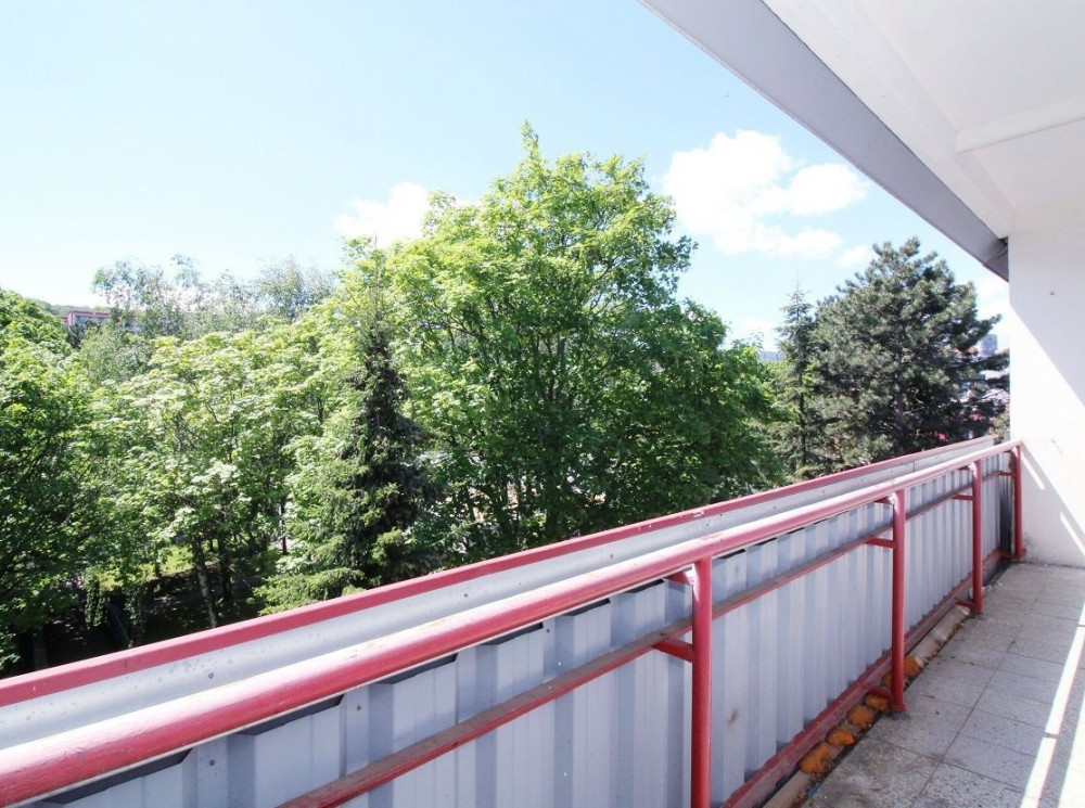 Slnečný 3,5 izbový byt s krásnymi výhľadmi na okolitú zeleň + garáž 40.000 €