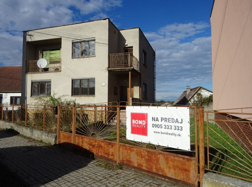 Starší RD s veľkým pozemkom, vhodným na výstavbu ďalších troch rodinných domov.