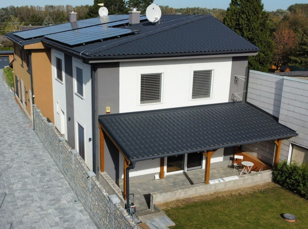 Energeticky úsporný rodinný dom s modernou architektúrou v rakúskom meste Hainburgu an der Donau.