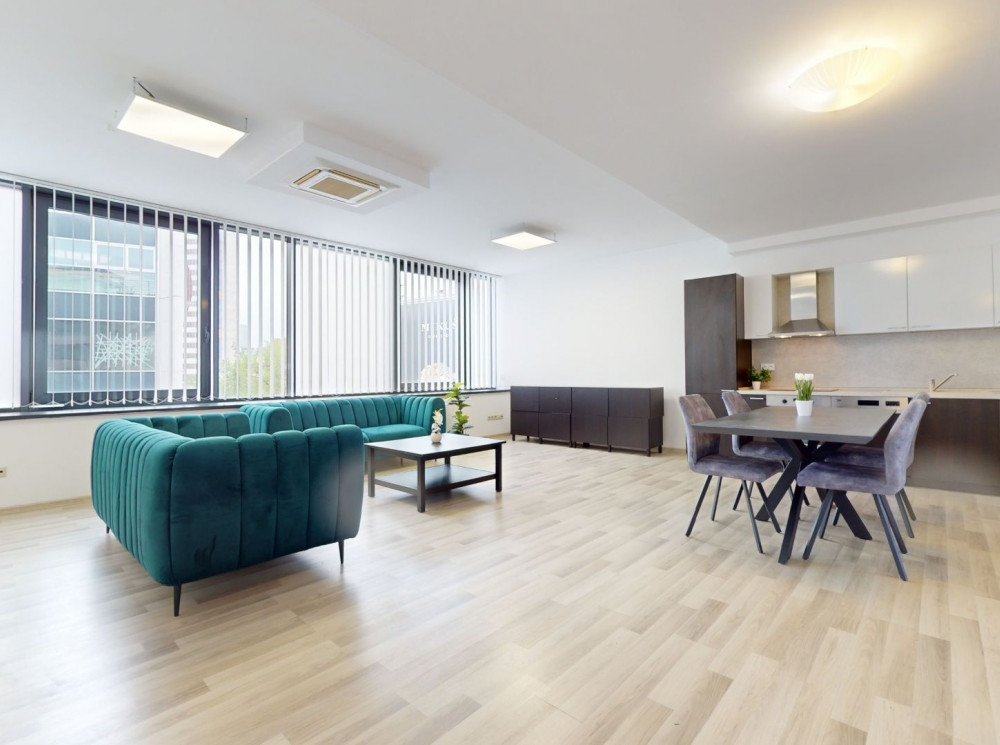 Ponúkame na prenájom 4 izbový byt na Dunajskej ulici s možnosťou využívať aj ako kancelária.
