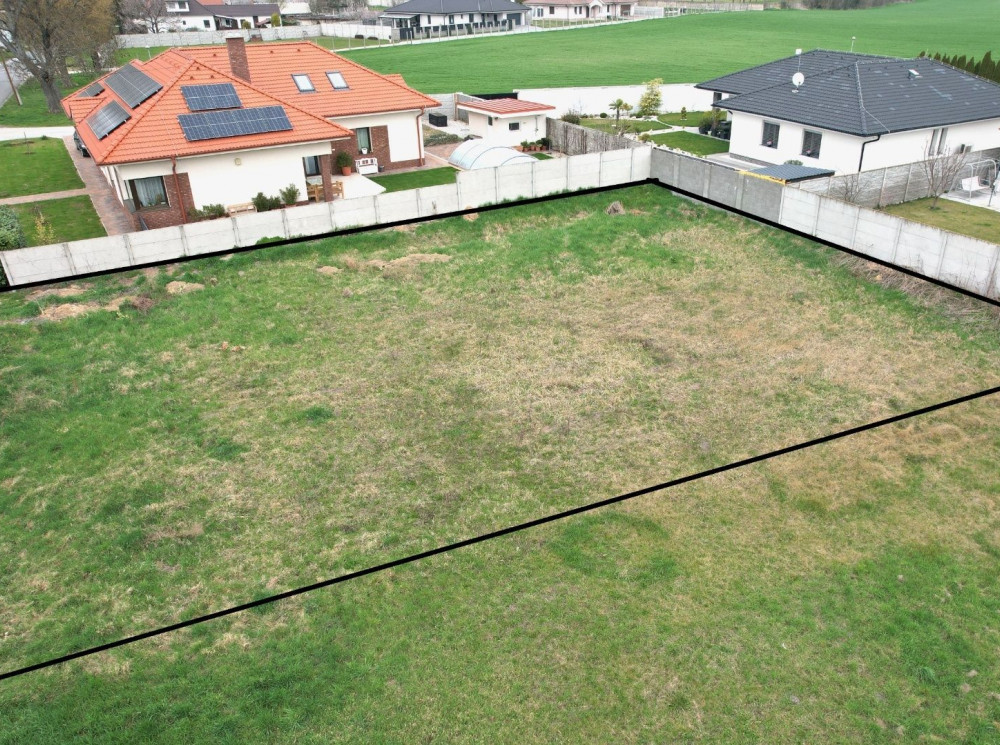 NOVINKA - pekný, rovinatý pozemok v centre obce Blatná na Ostrove