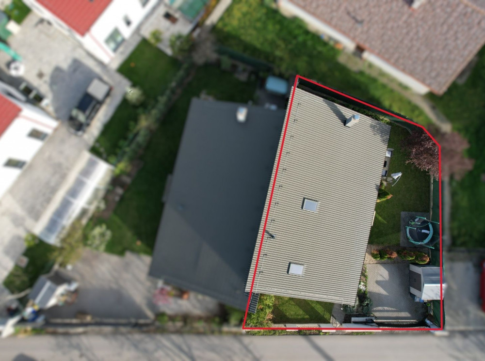 BOND REALITY | Presvetlený rodinný dom pri jazere vo Veľkom Biele