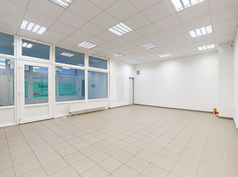 PRENÁJOM -  obchodného priestoru priamo v centre mesta, Lichnerova ulica, Senec.