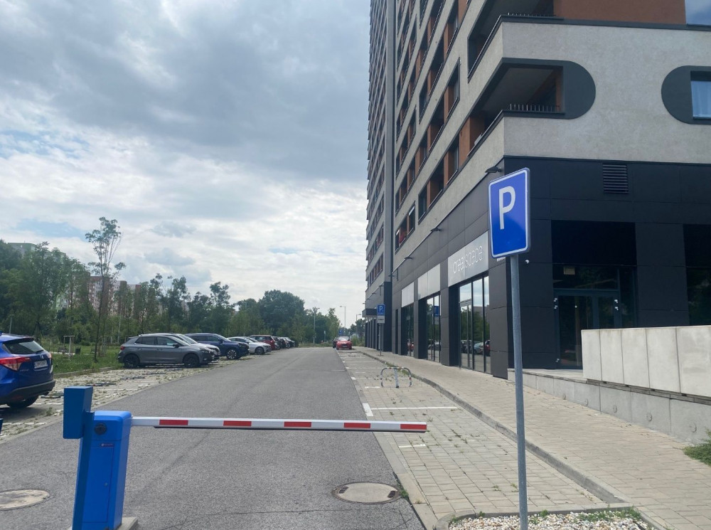 PREDAJ VONKAJŠIEHO PAROVACIEHO MIESTA, NOVOSTAVBA FUXOVA, BOSÁKOVA UL.