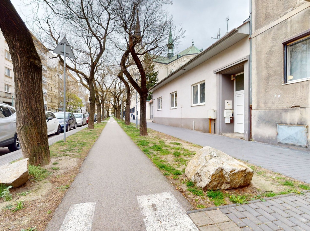 BUDOVA S POZEMKOM STARÉ MESTO, BLUMENTÁLSKA UL.