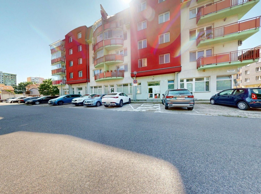 OBCHODNO-ADMINISTRATÍVNY PRIESTOR V NOVOSTAVBE, PODUNAJSKÉ BISKUPICE