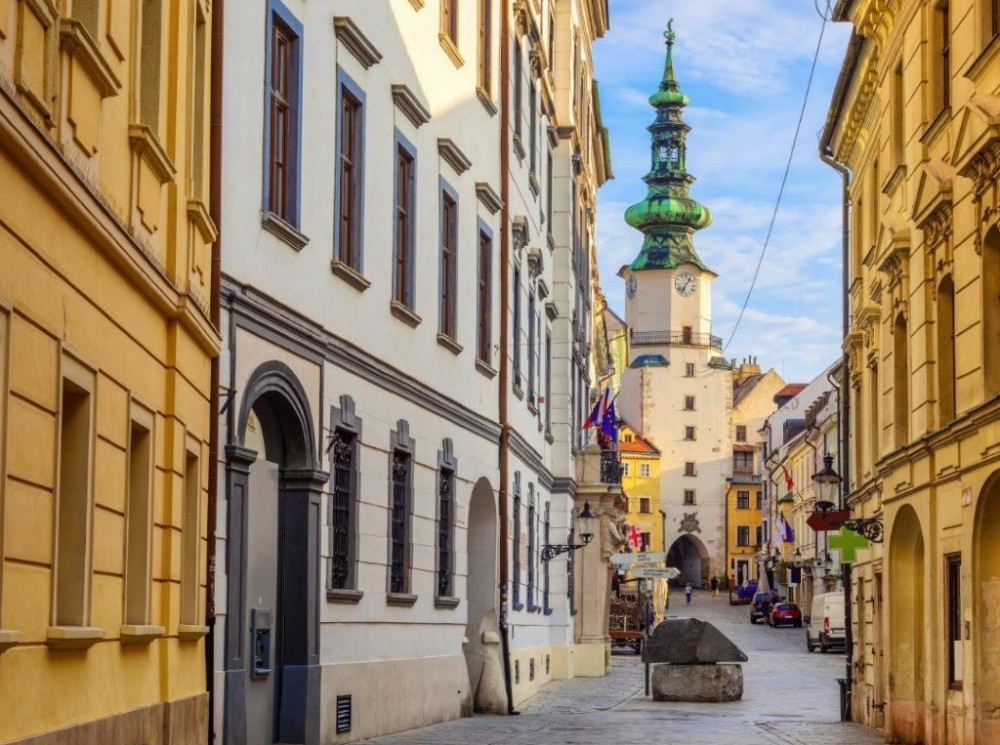 V  neverejnej ponuke disponujeme viacerými lukratívnymi nehnuteľnosťami v prestížnej lokalite Palisády, Staré Mesto a Koliba.