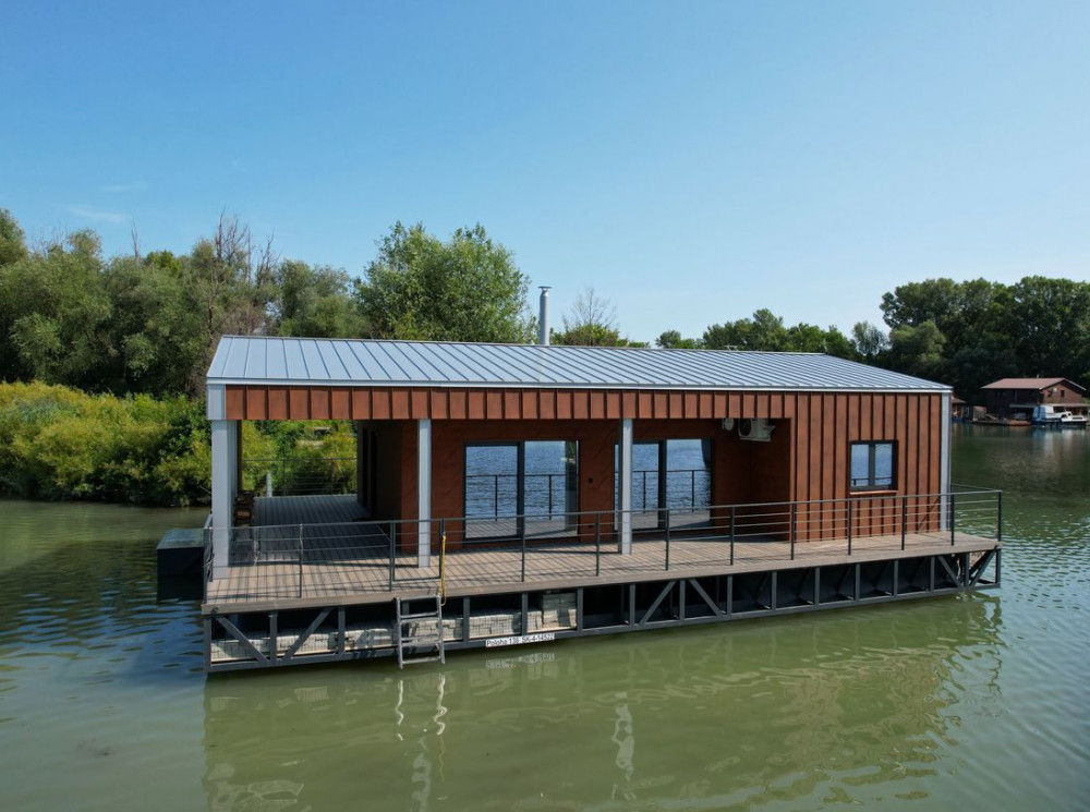Na predaj – nový holodom houseboatu pod Lužným mostom