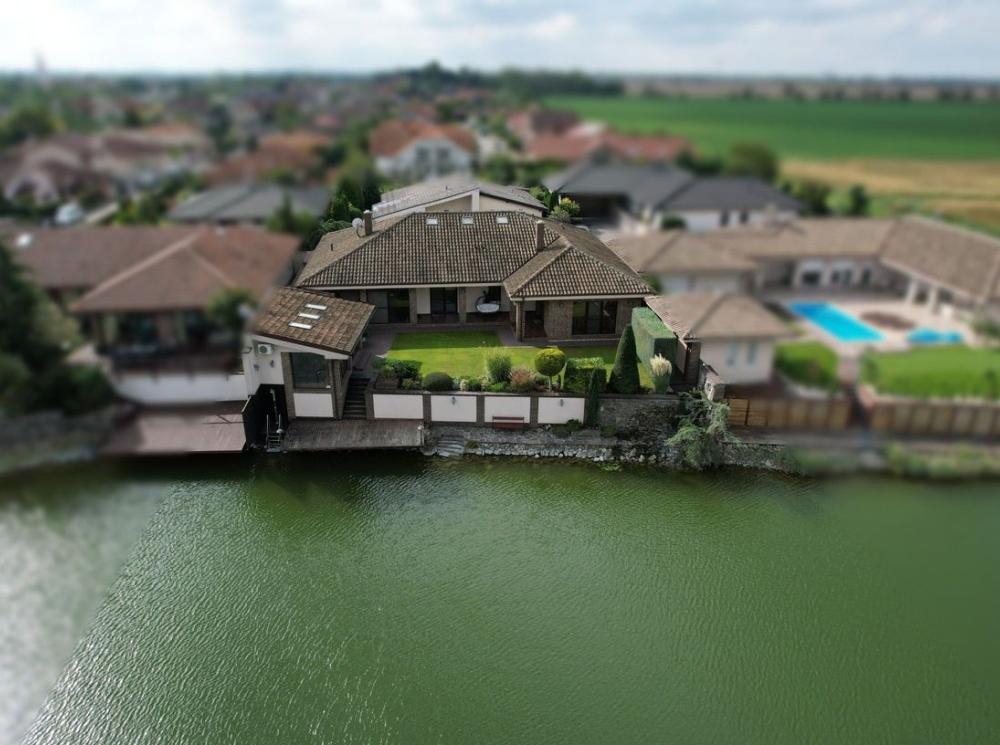 Predaj rodinný dom pri jazere so súkromnou plážou v obci Reca, okres Senec