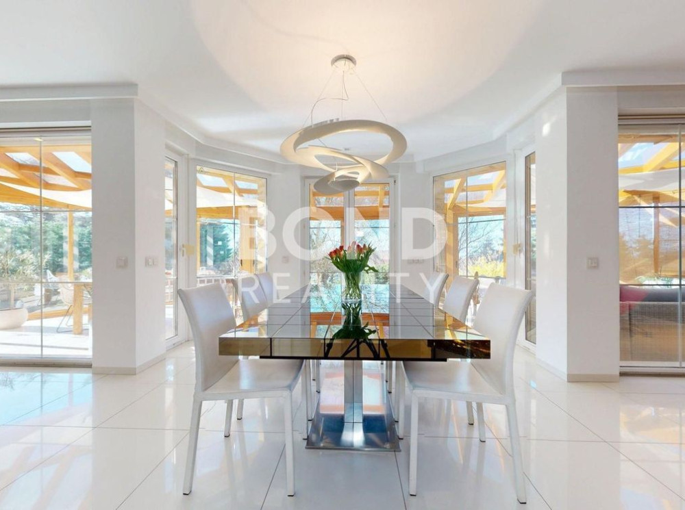 Priestranný 6-izbový rodinný dom so záhradou a bazénom v Strmých Vŕškoch, Záhorská Bystrica