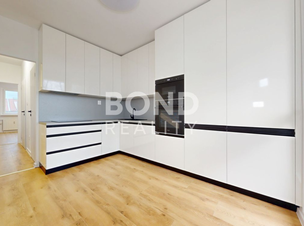 PRIPRAVUJEME, priestranný 4-izbový byt s lodžiou na začiatku Petržalky, ulica Pifflova