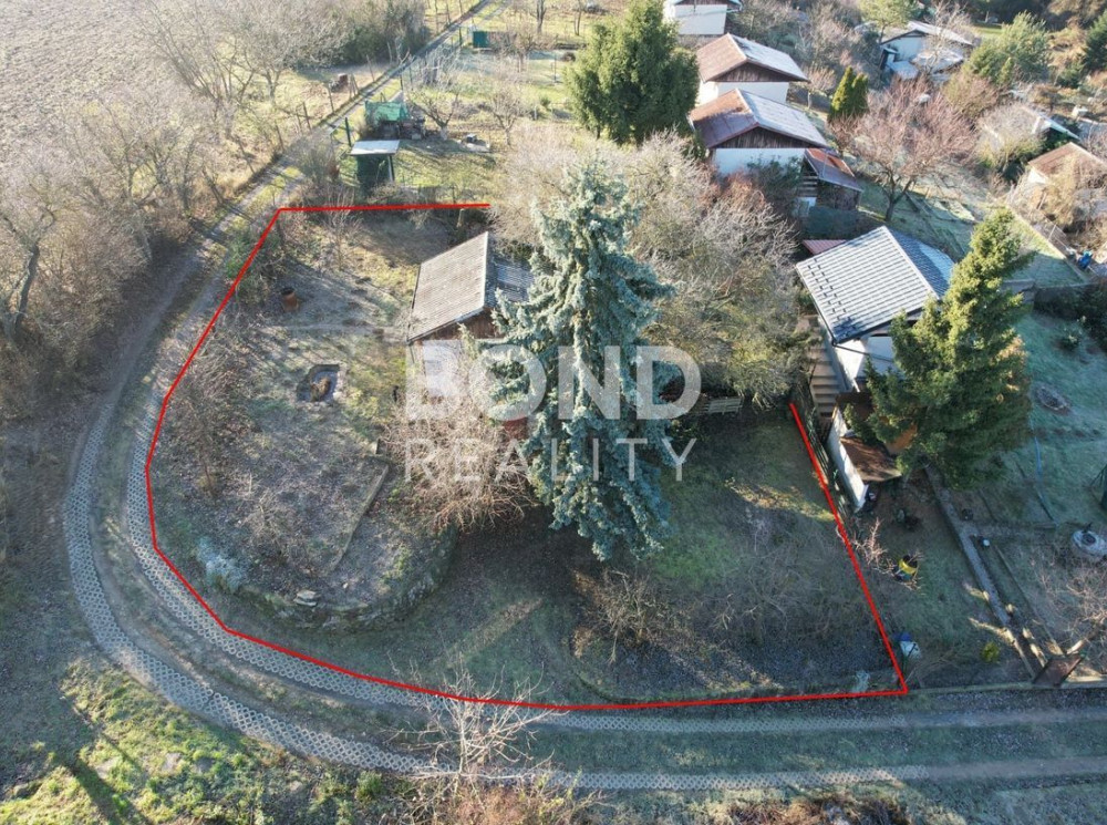 Záhradná chatka s pivnicou a pozemkom v Šenkviciach 