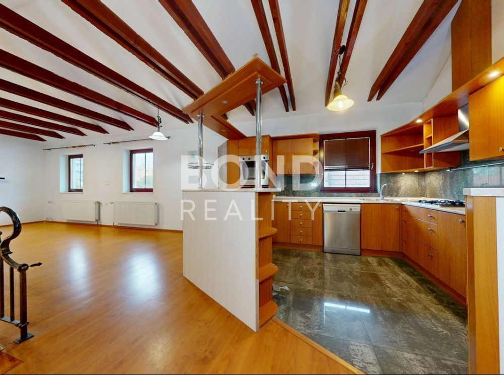 Priestranný rodinný dom s dvoma bytovými jednotkami vo Vajnoroch