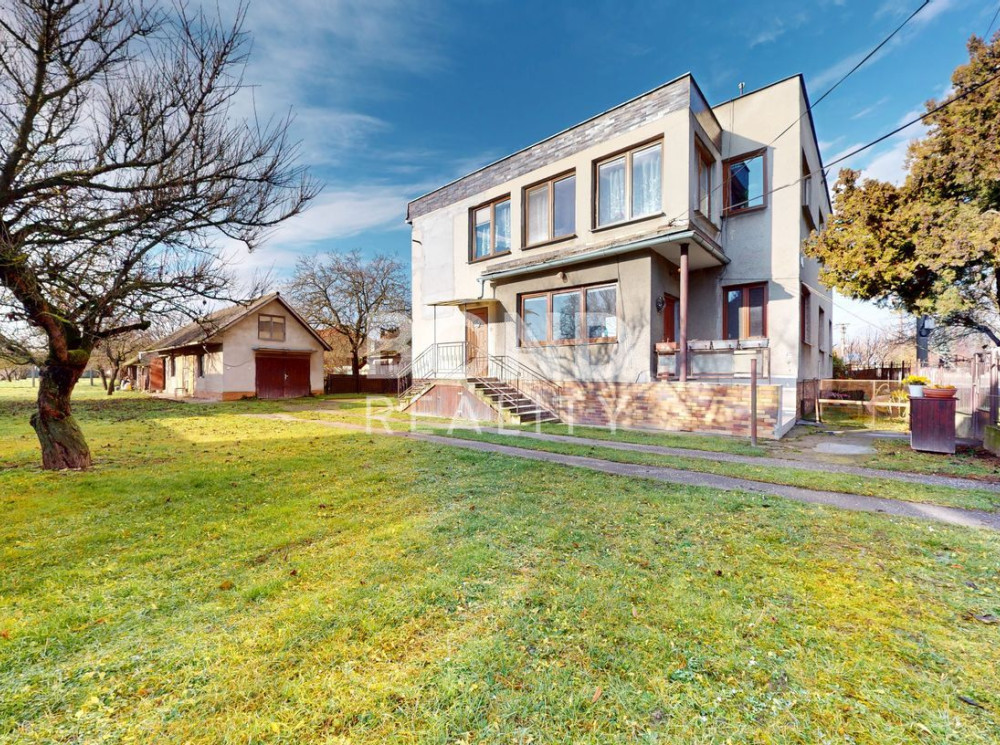 INVESTIČNÁ PRÍLEŽITOSŤ PRE DEVELOPEROV –  rozľahlý pozemok 3 359 m² + rodinný dom v Dunajskej Lužnej (Hlavná ulica)