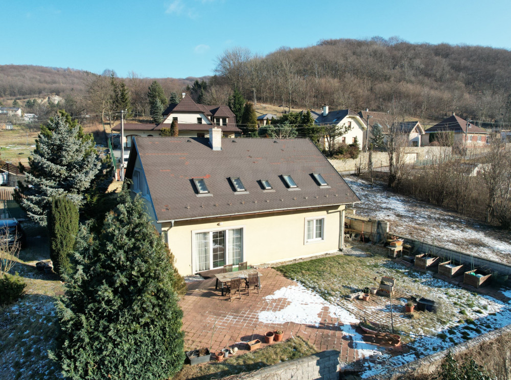 NA PREDAJ: samostatne stojaci 7-izbový rodinný dom s veľkou záhradou v srdci Malých Karpát – Pernek