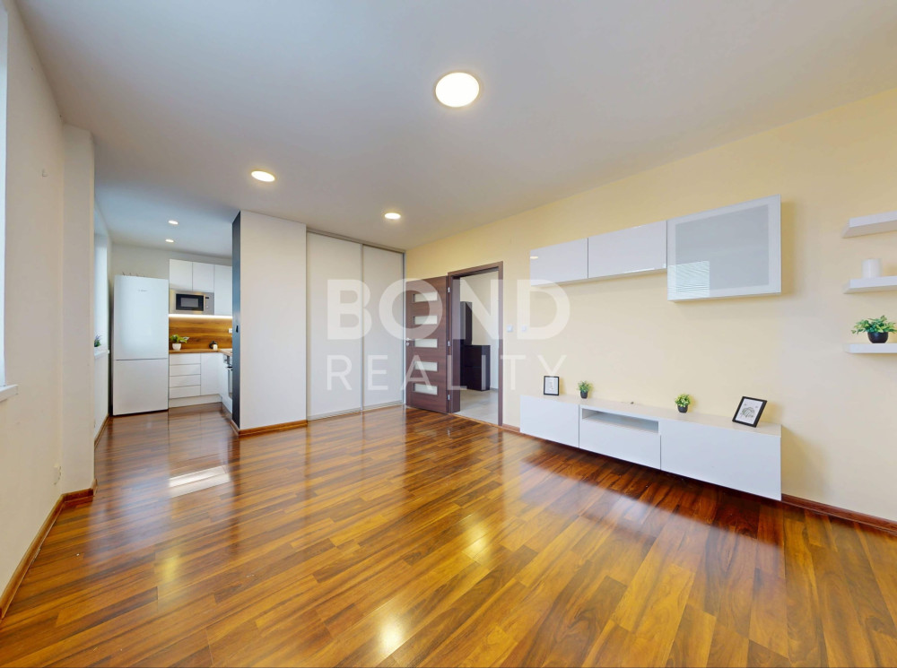 Priestranný 3 izbový byt s balkónom na Rovníkovej ul. v Ružinove s výhľadom do parku.