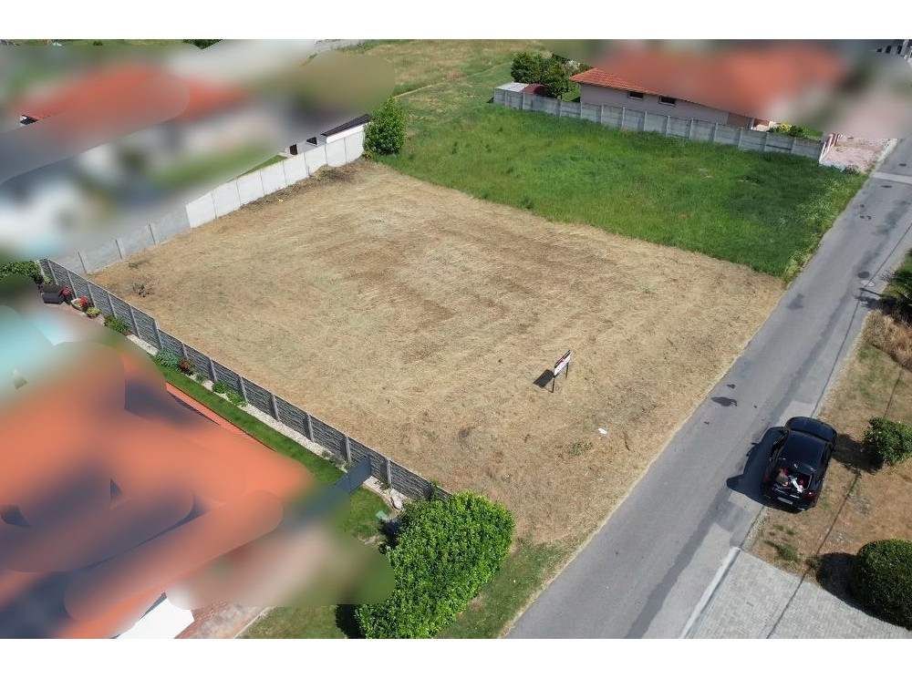 Stavebný pozemok 660 m² v centre Blatnej na Ostrove – 25 minút od Bratislavy