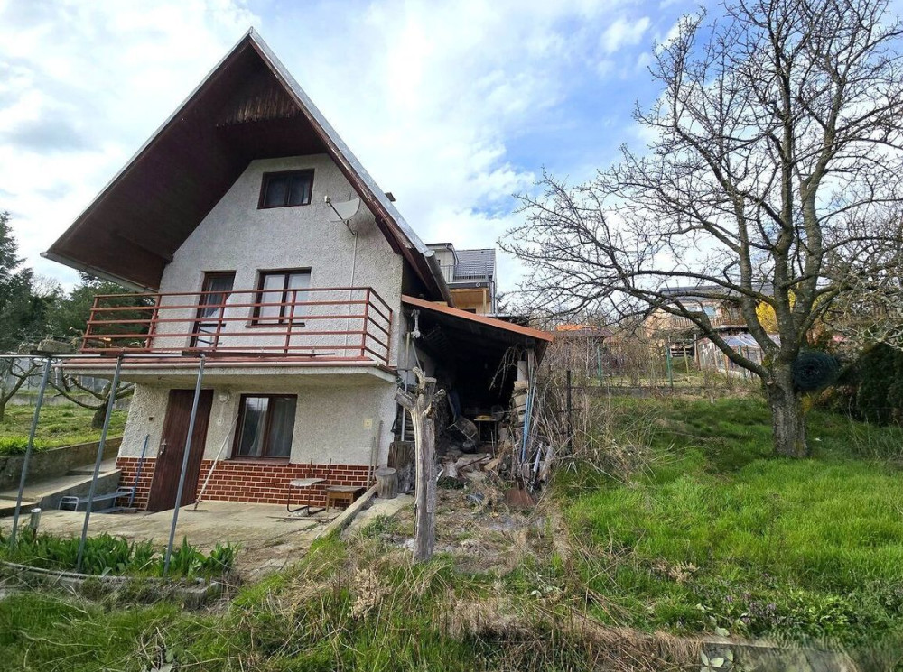 Na predaj murovaná trojpodlažná chata s pozemkom a výhľadom – Rača – Kopanice