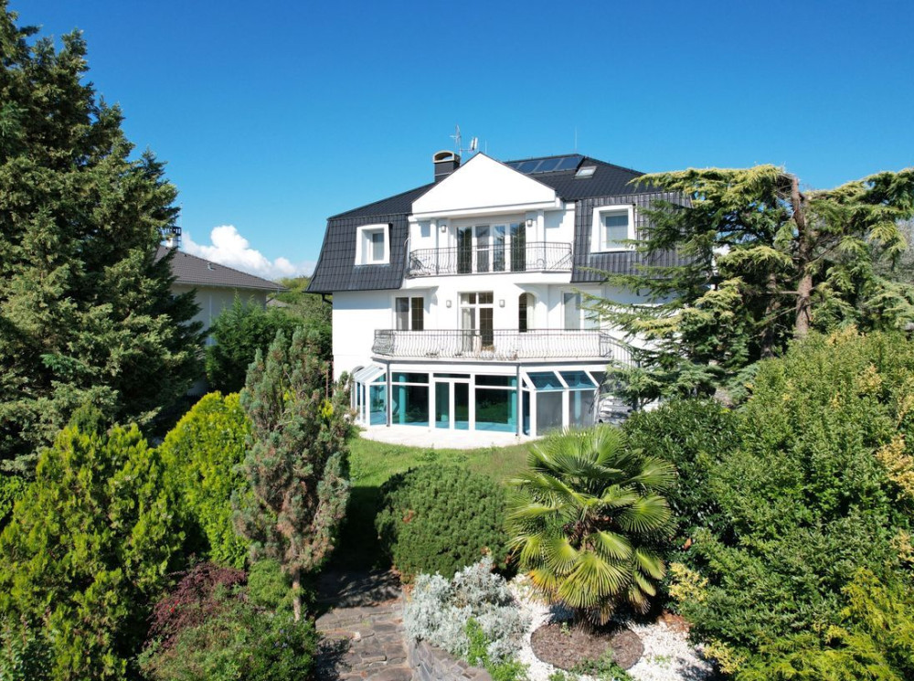 Exkluzívna ponuka – elegantná a priestranná 8-izbová vila s výmerou 600 m², vnútorným bazénom a južnou expozíciou pod vinicami