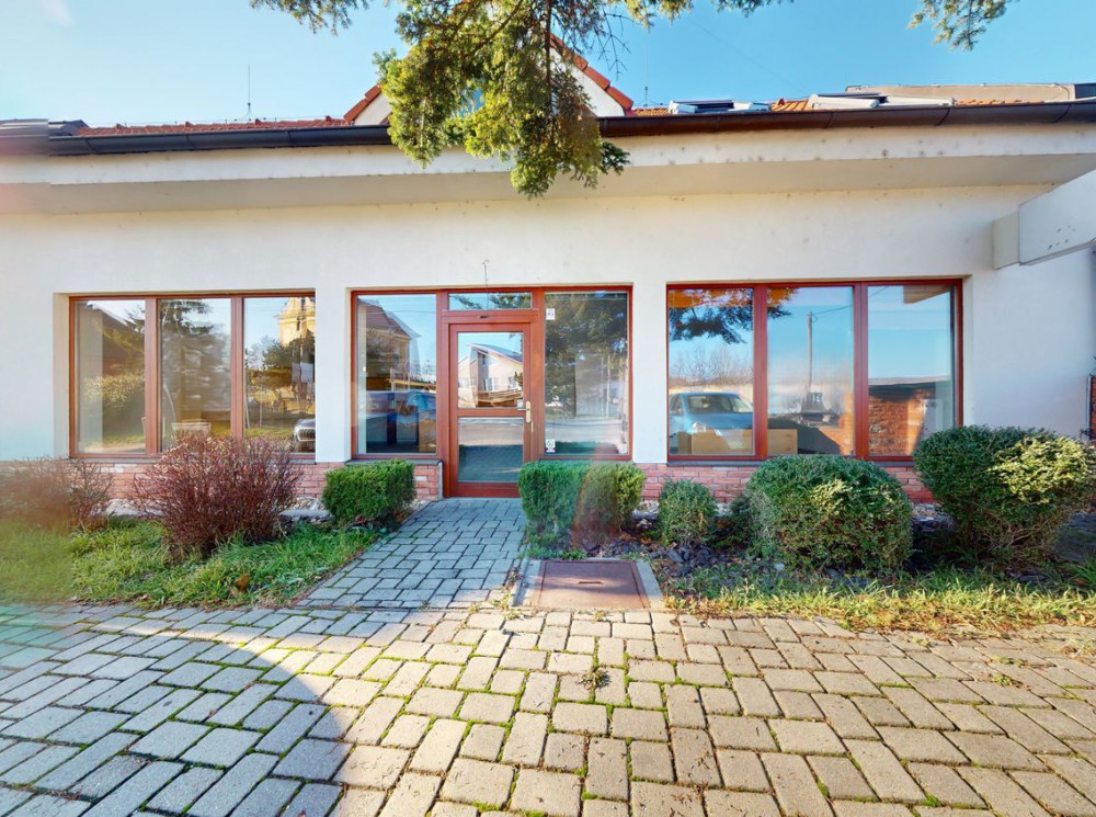 ***NOVÁ NIŽŠIA CENA*** - PRENÁJOM: OBCHODNÝ PRIESTOR – STUPAVA (Záhumenská ul.)