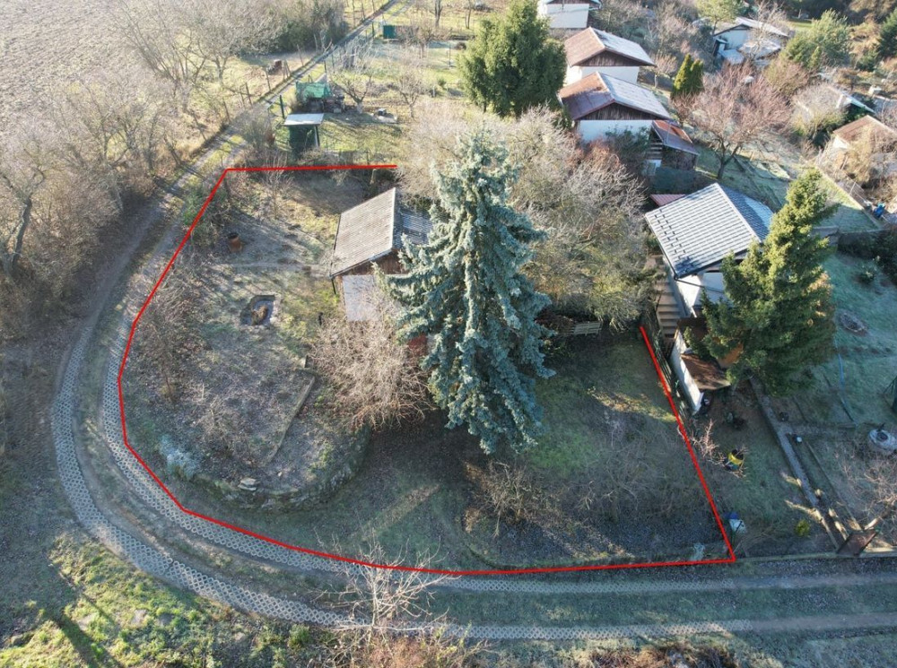 Záhradná chatka s pivnicou a pozemkom v Šenkviciach 