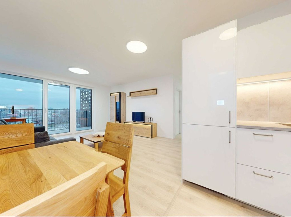 Dvojstranný moderne zariadený 2i s priestrannou terasou