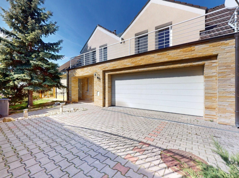 6-izbový rodinný dom s wellness, bazénom a veľkým pozemkom – Strmé Vŕšky, Záhorská Bystrica