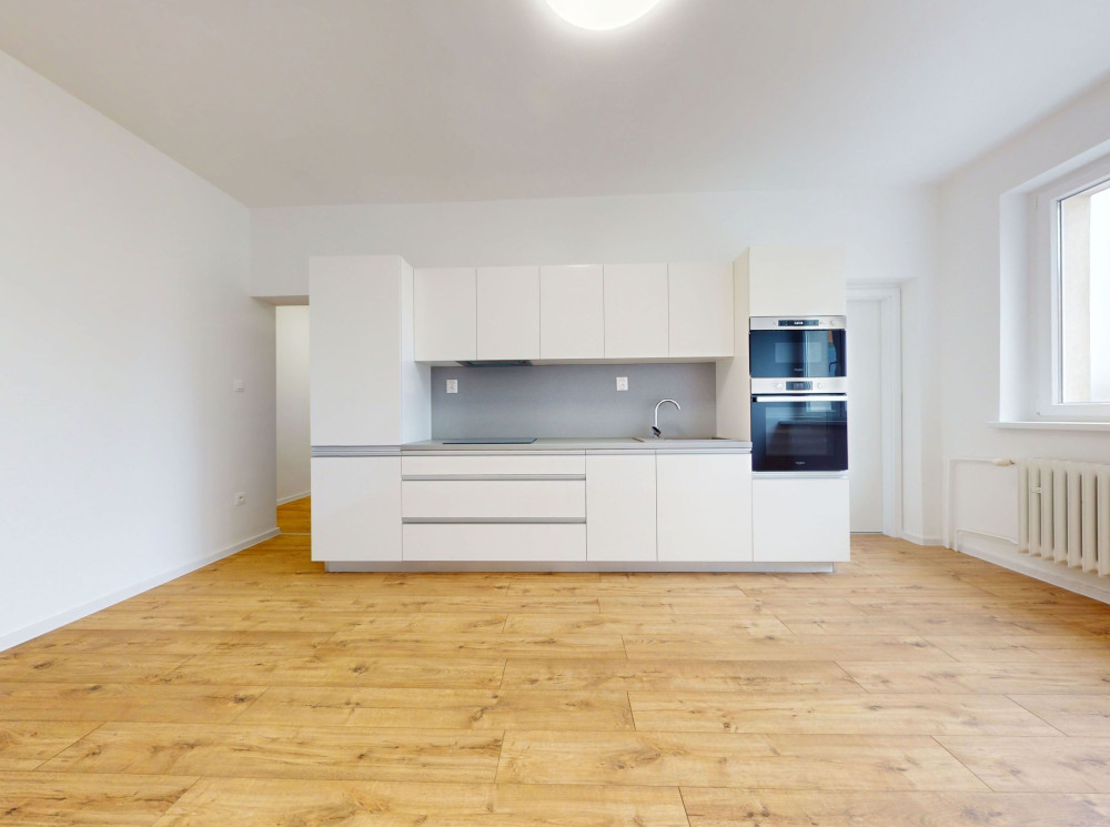 ÚPLNE NOVÁ REKONŠTRUKCIA 3 izb. bytu s balkónom v tehlovom dome na úplnom začiatku Karlovej Vsi, Novackého