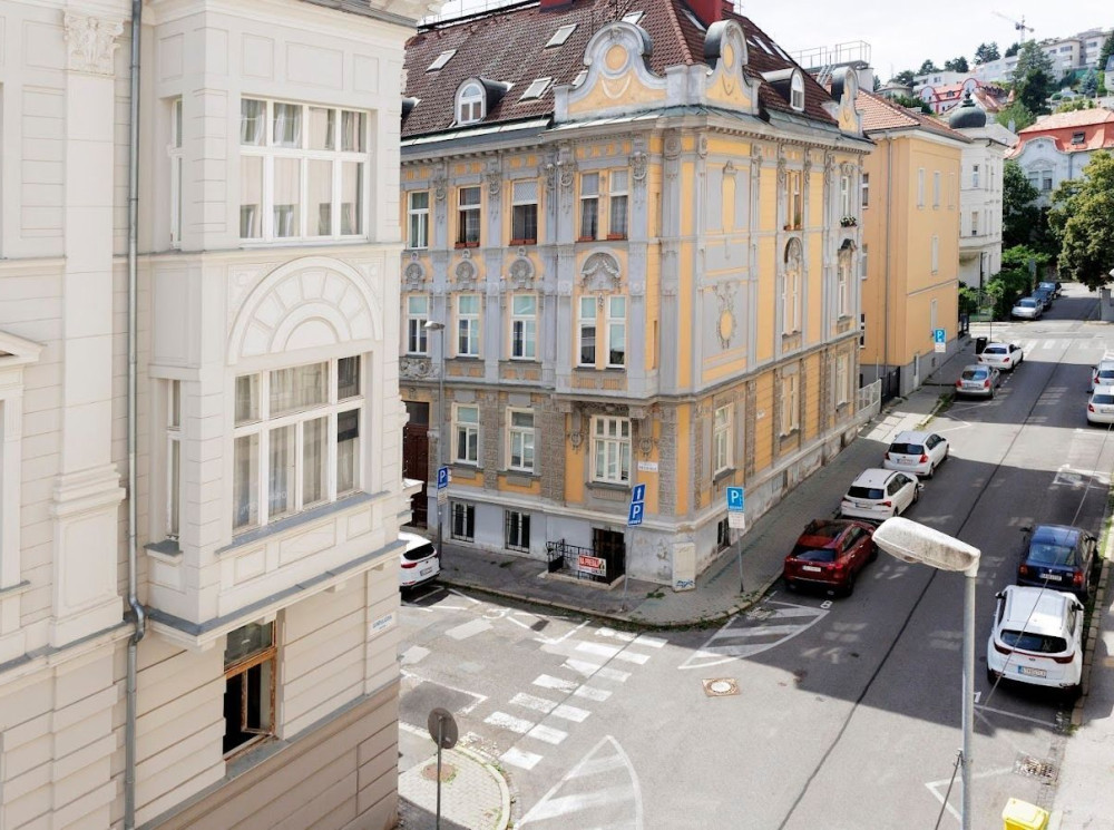 Exkluzívny 2- izb. byt  s výhľadom na hrad- Funkcionalistická architektúra, Gunduličova  ulica Ba, Staré Mesto