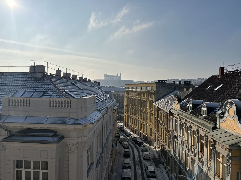 Bývanie v srdci mesta s ikonickým výhľadom na hrad - 2 izb byt na Gunduličovej ul. Bratislava