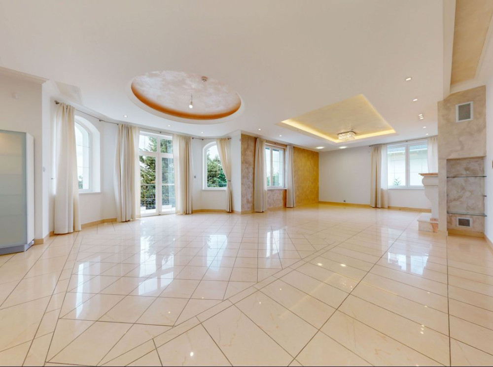 Exkluzívna ponuka – elegantná a priestranná 8-izbová vila s výmerou 600 m², vnútorným bazénom a južnou expozíciou pod vinicami