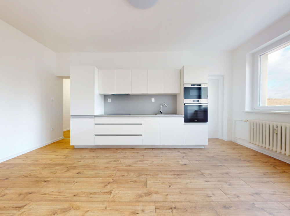 ÚPLNE NOVÁ REKONŠTRUKCIA 3 izb. bytu s balkónom v tehlovom dome na úplnom začiatku Karlovej Vsi, Novackého