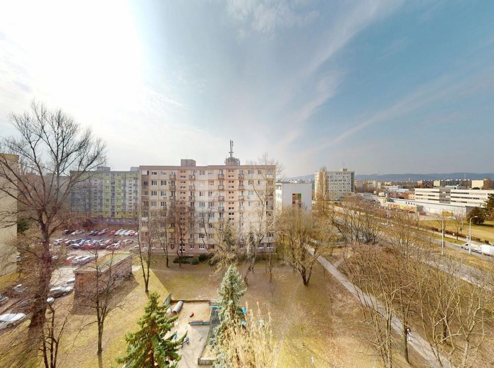 PREDAJ: Priestranný 3i byt s lodžiou a balkónom s výhľadom v Ružinove – Exnárova ul.