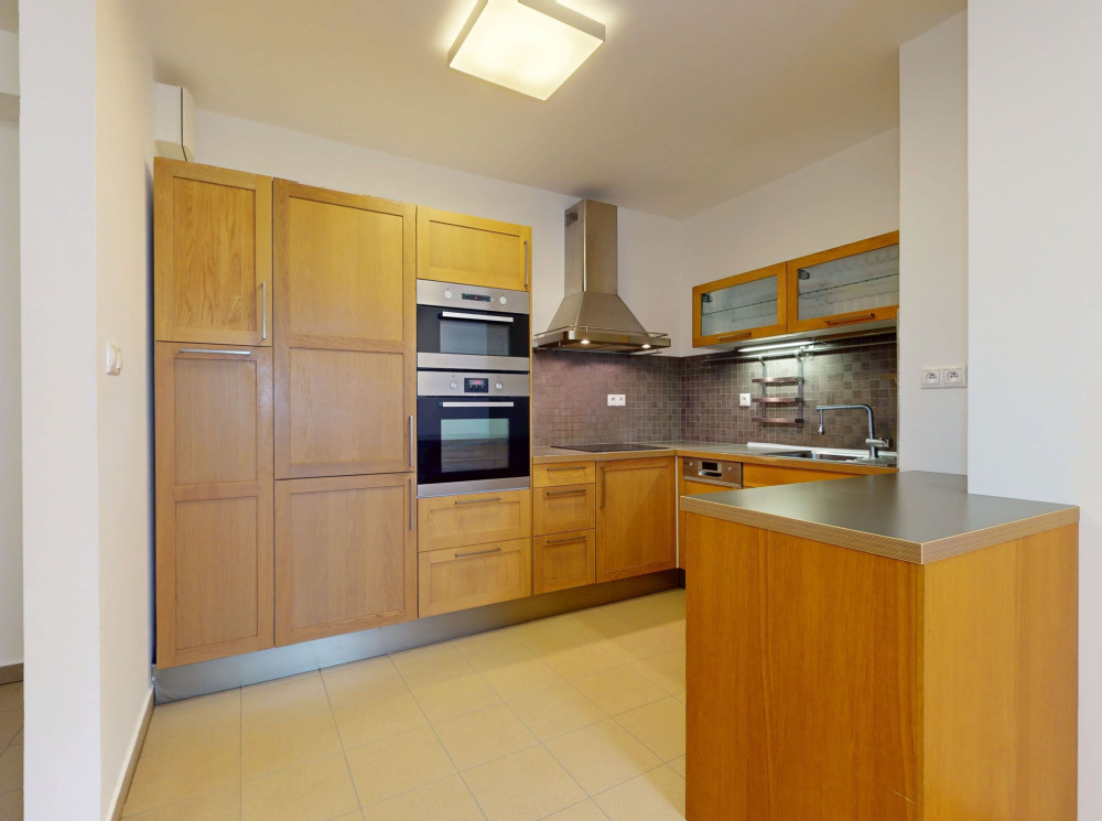 2– izb. byt prerobený na 2,5 izb. + veľká terasa v  Záhorskej Bystrici, Bratislavská ul.