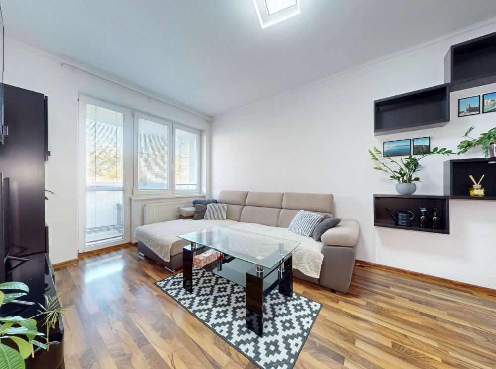 Na predaj slnečný 3-izbový byt s loggiou na ulici Planét – Ružinov