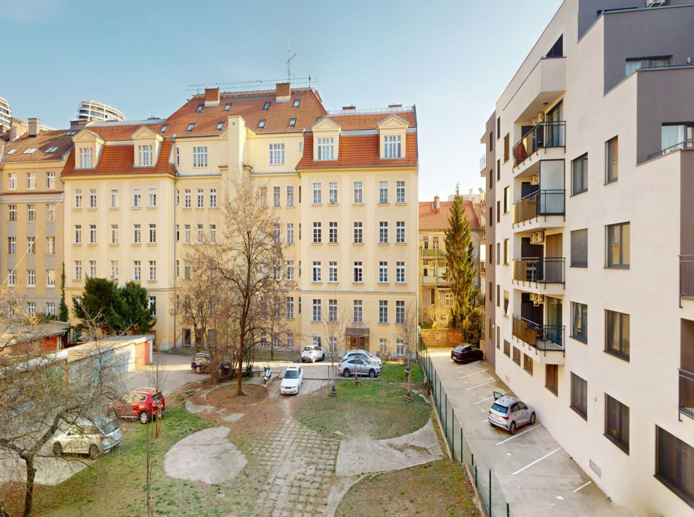 Skvelý tehlový byt s balkónom a parkovaním v Starom meste.