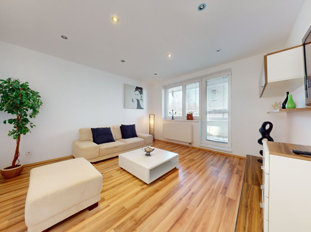 Na prenájom  3 - izbový zariadený byt v bytovom dome v Rovinke.