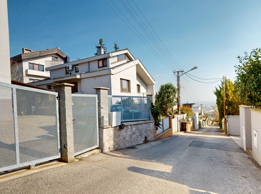 Priestranný rodinný dom s krásnym výhľadom, Koliba – Deviata ulica.