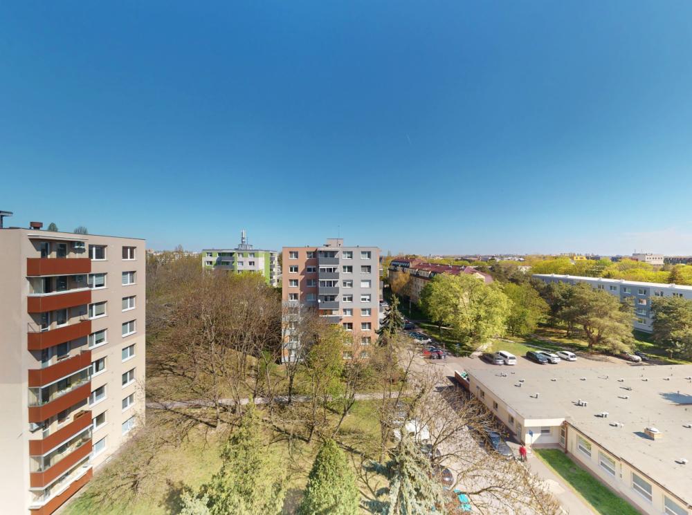  3 izbový byt s balkónom v pôvodnom stave v Ružinove na Babuškovej ul.