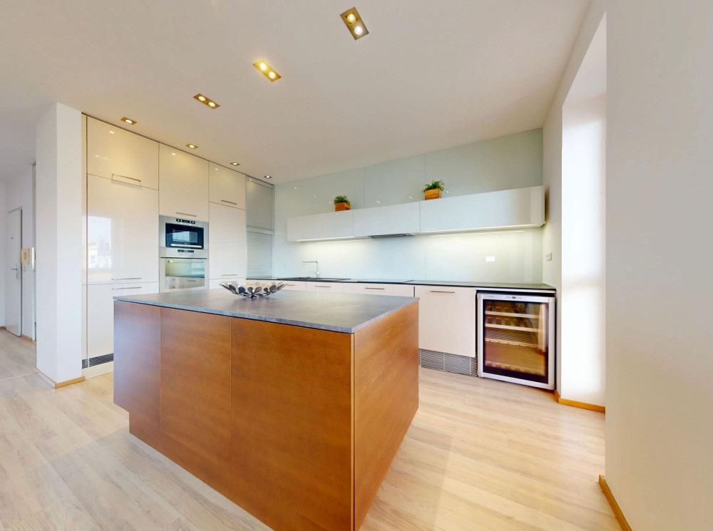 Priestranný 5-izbový mezonet s terasou, 3 balkónmi a dvojgarážou – začiatok Petržalky